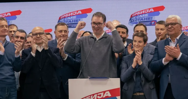 Voturi în pijamale în Serbia. Opoziția vrea să-l înlăture pe Vucic Voturi în pijamale în Serbia. Opoziția vrea să-l înlăture pe Vucic