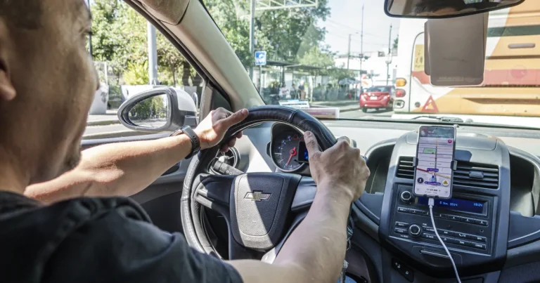 Waze, interzisă pentru funcționarii publici. Premierul: „Nu putem face compromisuri” Waze, interzisă pentru funcționarii publici. Premierul: „Nu putem face compromisuri”