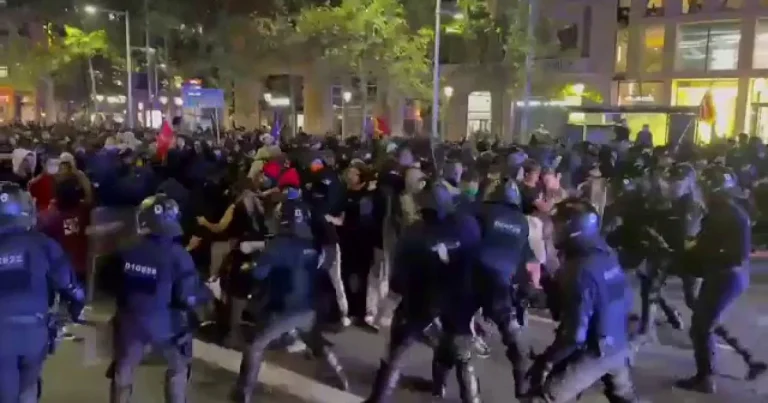 Zeci de mii de spanioli protestează din nou pe străzi după anunțarea alegerilor anticipate Zeci de mii de spanioli protestează din nou pe străzi după anunțarea alegerilor anticipate