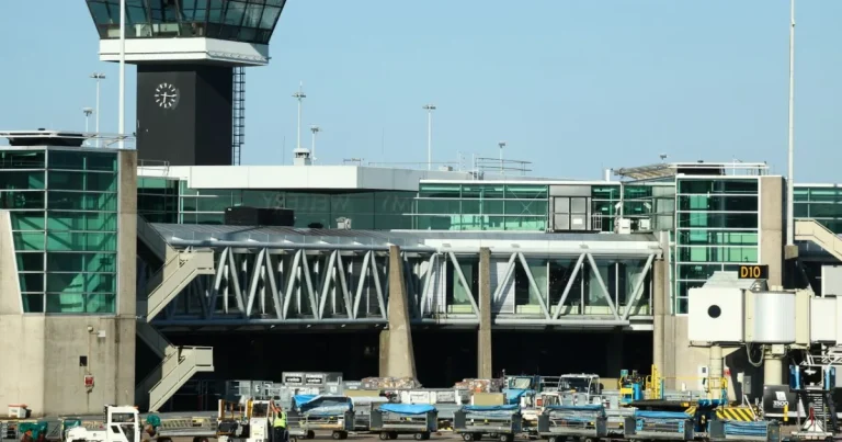 Zeci de zboruri anulate pe aeroportul din Amsterdam din cauza vântului puternic