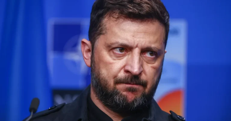 Zelenski îl critică pe Trump după suspendarea sancțiunilor: „Îl încurajează să continue” Zelenski îl critică pe Trump după suspendarea sancțiunilor: „Îl încurajează să continue”